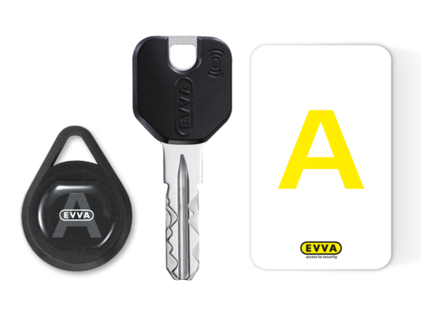 Sistema EVVA AirKey con cilindro elettronico, gateway e app su smartphone